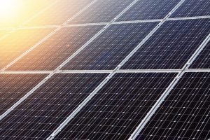 Read more about the article Nuosavi saulės moduliai ar saulės elektrinės nuoma?