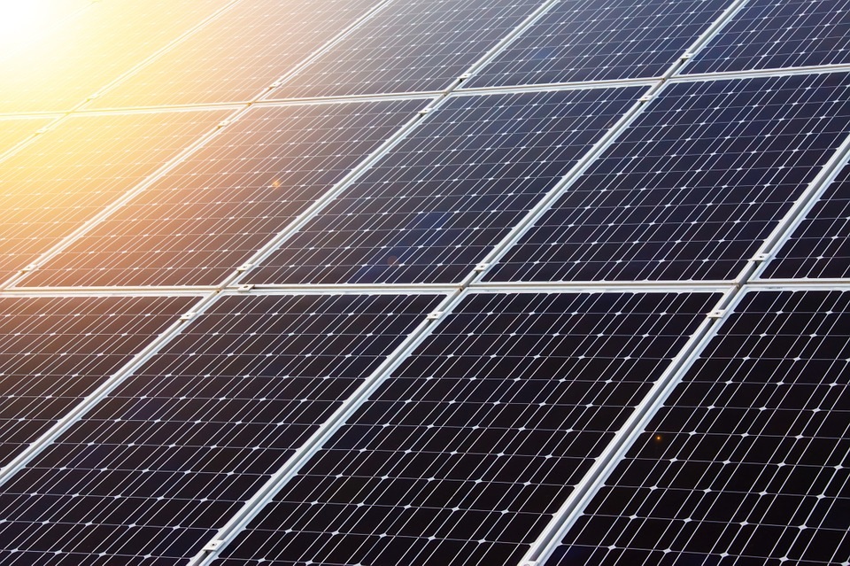 Nuosavi saulės moduliai ar saulės elektrinės nuoma?